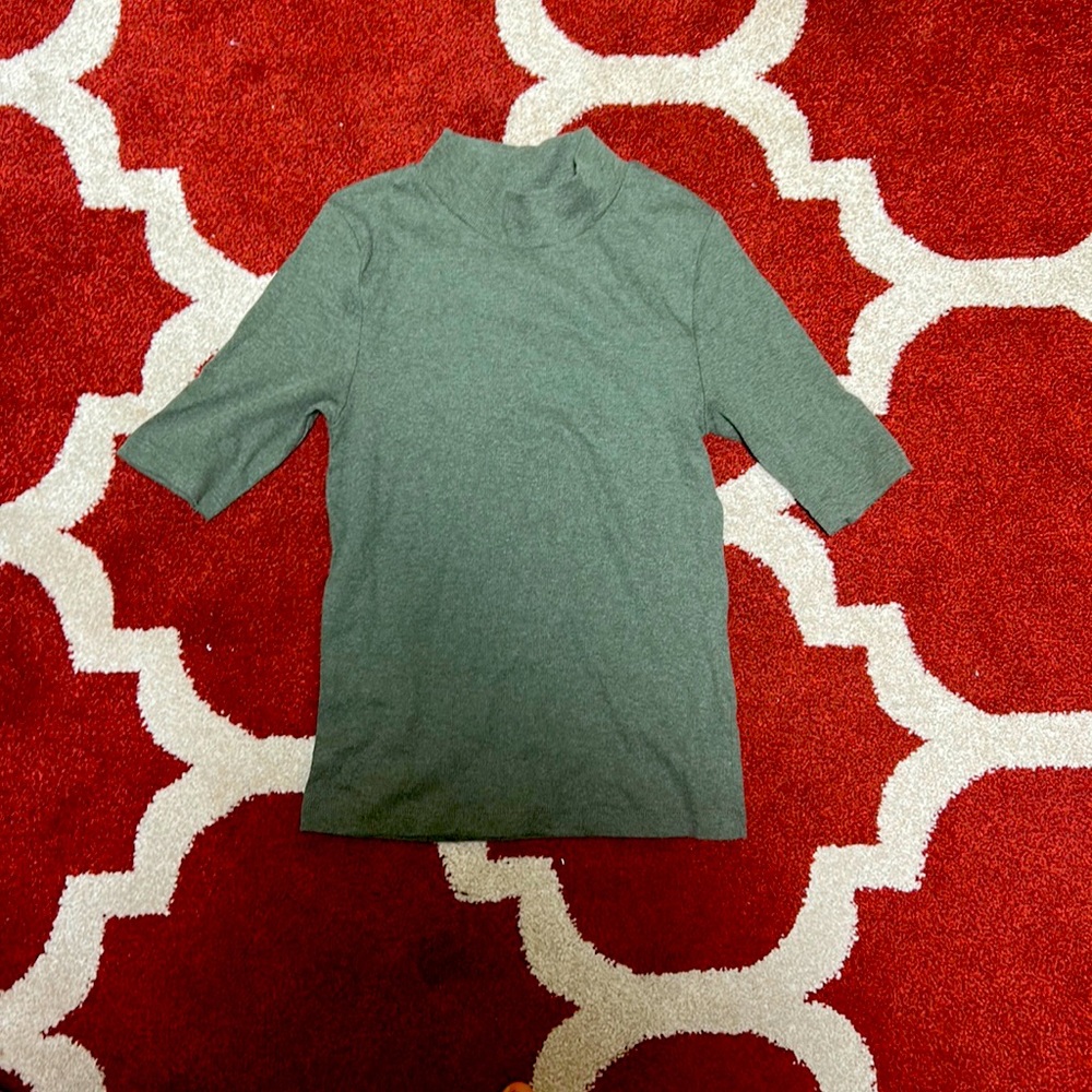 Divided mock neck short sleeve ribbed shirt